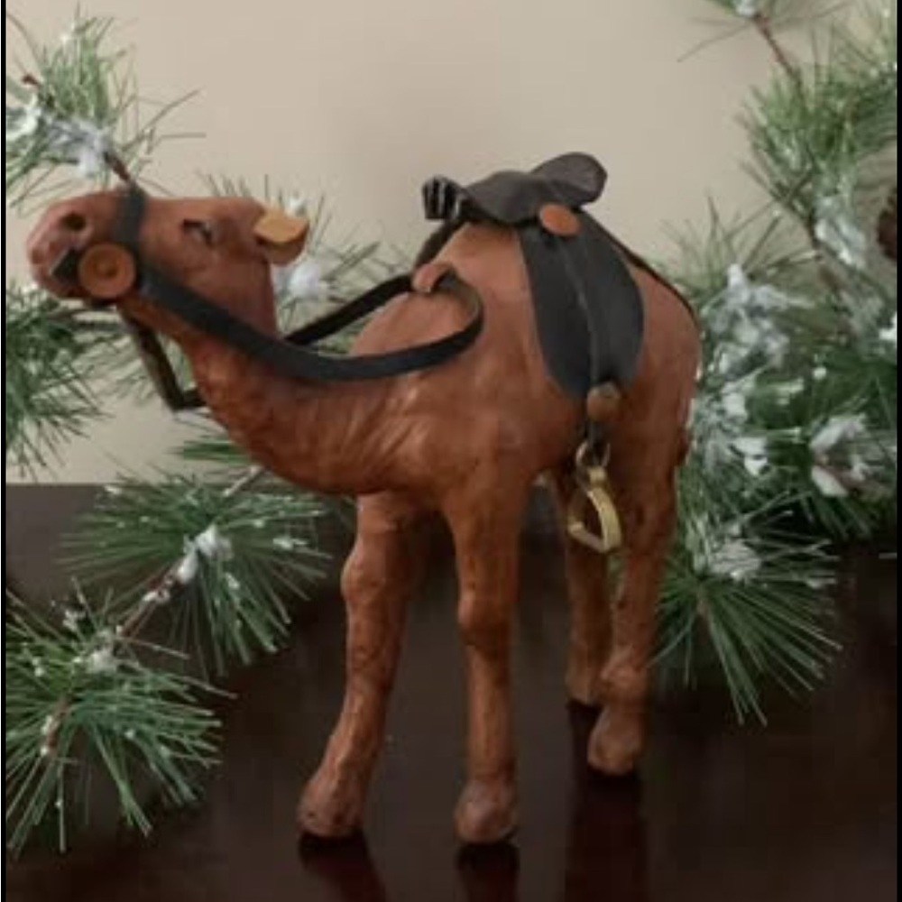 📌 Vintage Leather Wrapped Standing Camel with Saddle Art Sculpture